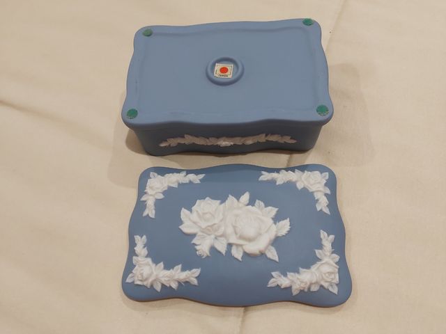 Caja cerámica japonesa con motivos florales