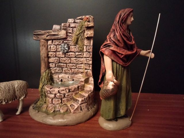 figura Belén pastora fuente con oveja. 17 cm