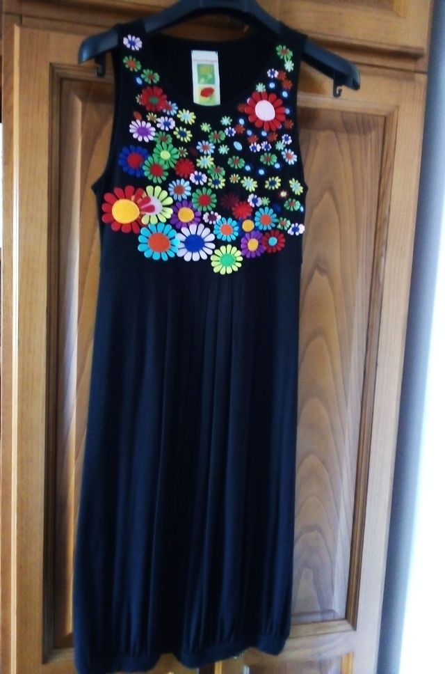 Vestido negro con flores multicolor de "Mamatayoe"