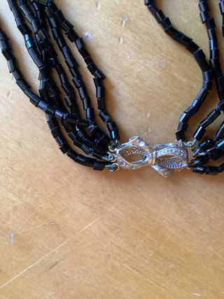 Collar y alfiler de azabache