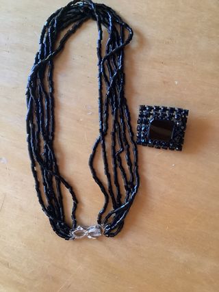 Collar y alfiler de azabache