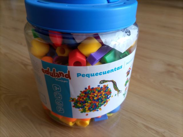 Bote cuentas o ensartables.