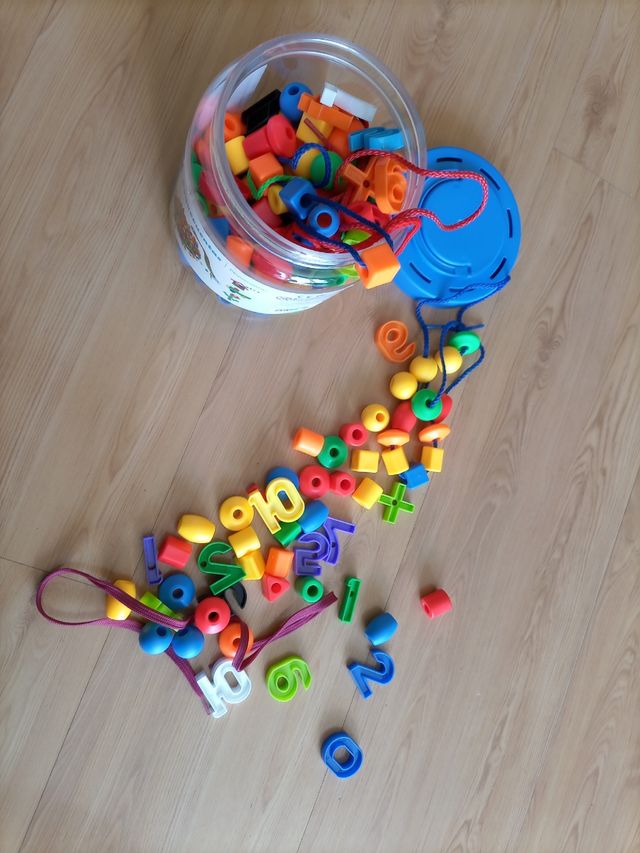 Bote cuentas o ensartables.