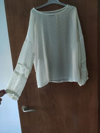 Blusa blanca transparente.