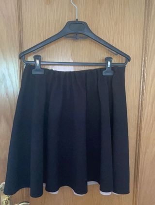 Falda corta negra de Zara