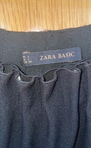 Falda corta negra de Zara