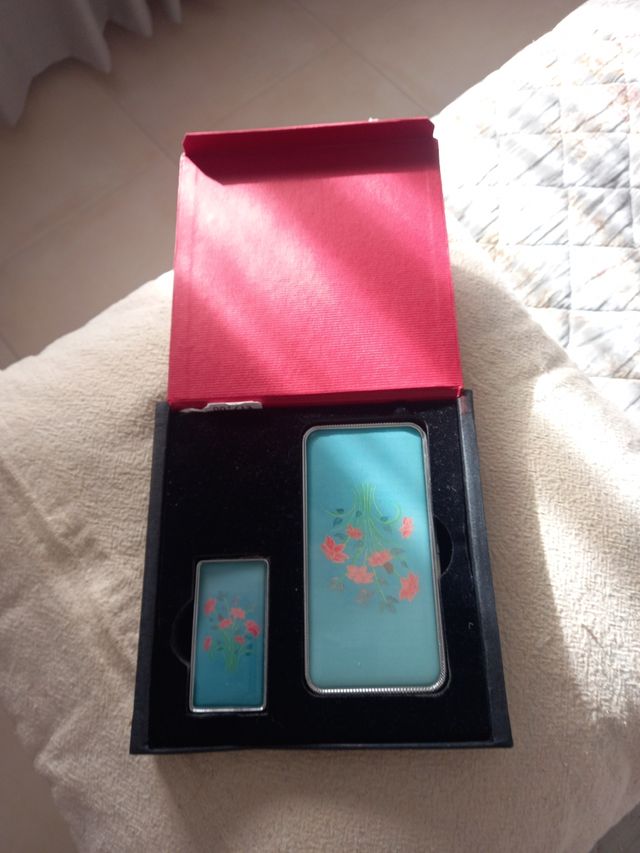 Mechero y pitillera.