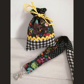 Bolsa y cinta cuello con llavero handmade