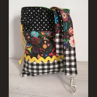 Bolsa y cinta cuello con llavero handmade