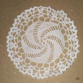 Centrino antico ricamato a mano di cotone