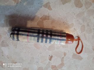 Paraguas plegable de cuadritos con mango de madera