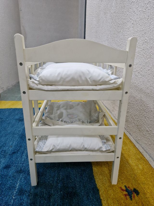 Litera de madera, lacada en blanco para muñecos