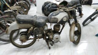 Vendo  moto Huracan.