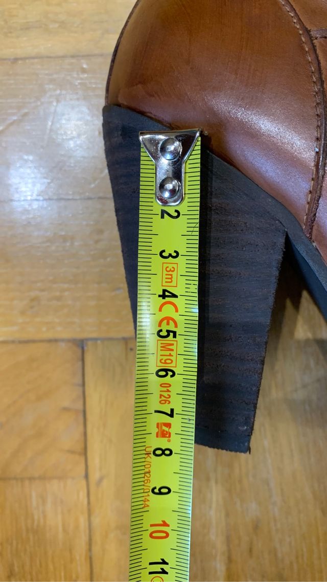 Botas nuevas de piel