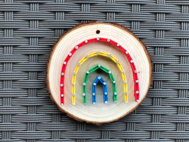 Adorno arcoíris madera