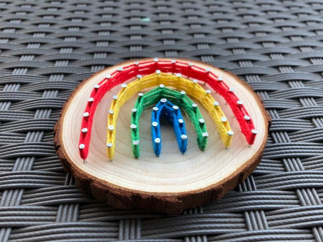 Adorno arcoíris madera