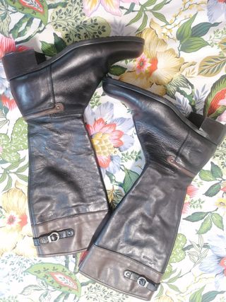 Botas altas de piel negra y marrón 