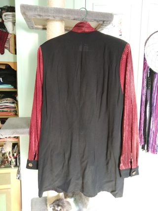 traje de fiesta con chaqueta y pantalones cortos 