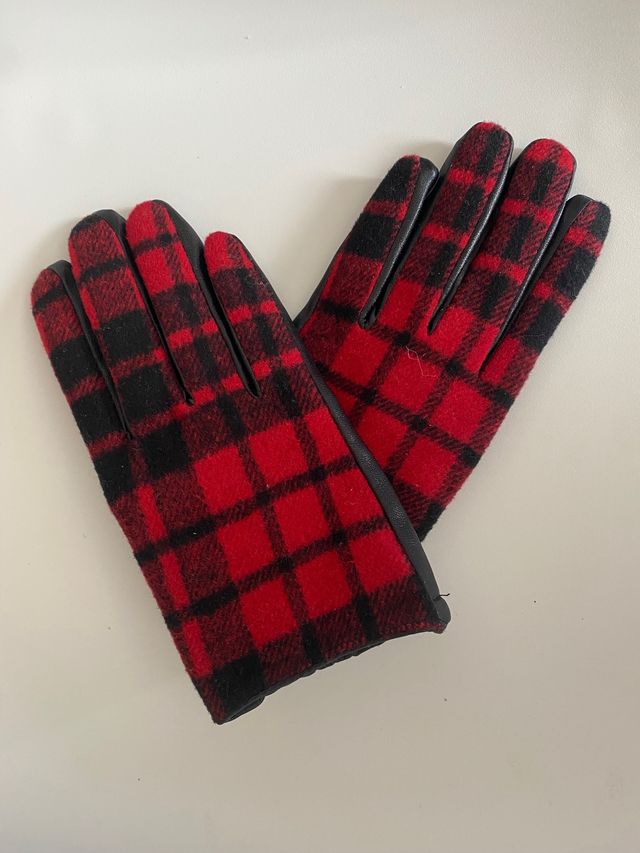 Guantes negros y rojos