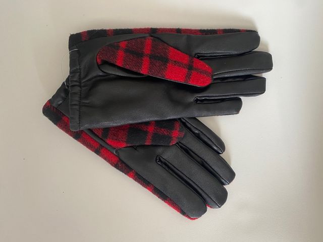 Guantes negros y rojos