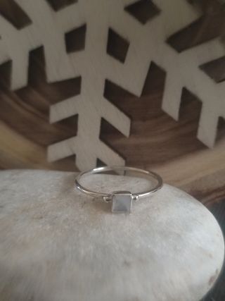 Ánillo de plata con piedra luna. Nuevo 