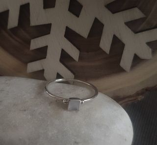 Ánillo de plata con piedra luna. Nuevo 