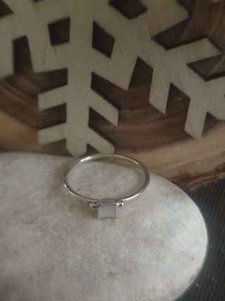 Ánillo de plata con piedra luna. Nuevo 