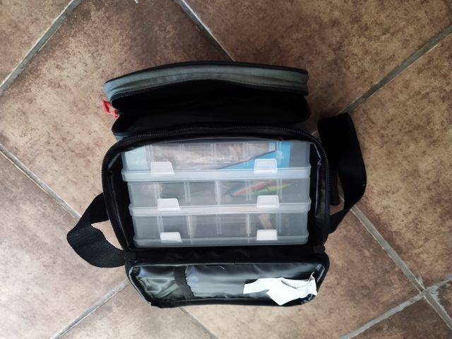 Bolsa de pesca con accesorios.