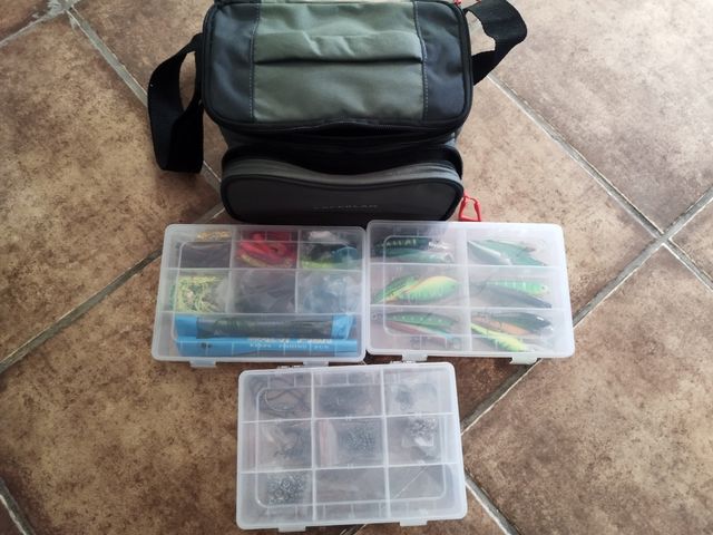 Bolsa de pesca con accesorios.