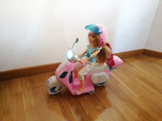 Moto y muñeca 