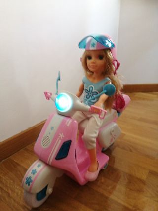 Moto y muñeca 