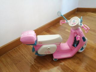 Moto y muñeca 