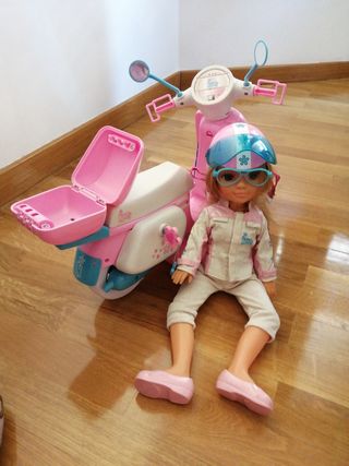 Moto y muñeca 