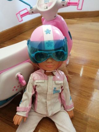 Moto y muñeca 