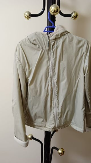 Chaqueta blanca estilo deportiva