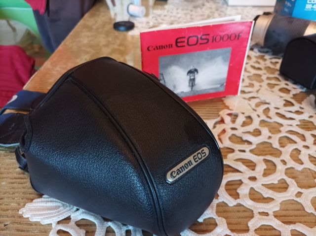 cámara réflex analógica Canon con 2 objetivos.