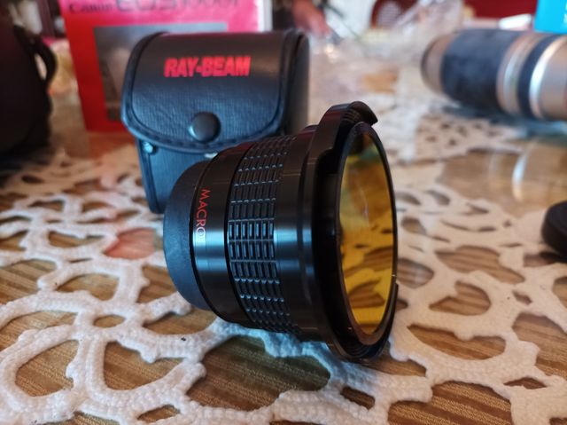 cámara réflex analógica Canon con 2 objetivos.