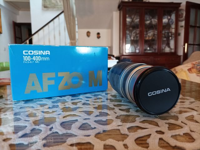 cámara réflex analógica Canon con 2 objetivos.