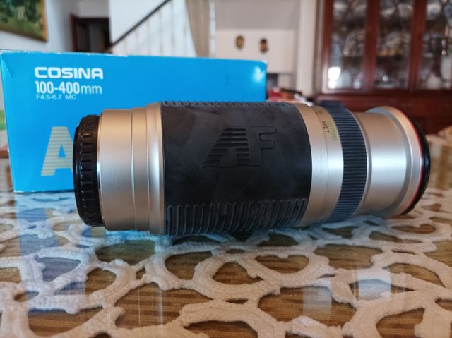 cámara réflex analógica Canon con 2 objetivos.