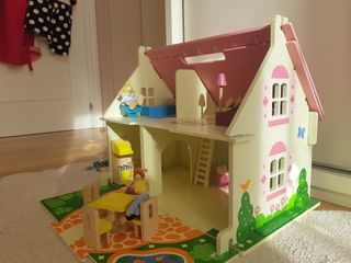 casa de muñecas de madera