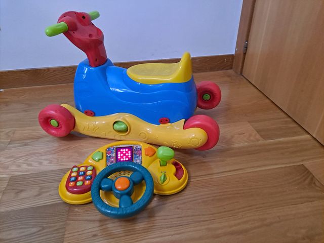 Moto, balancín y panel de actividades de Vtech.
