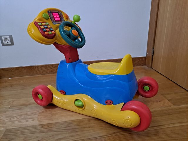 Moto, balancín y panel de actividades de Vtech.