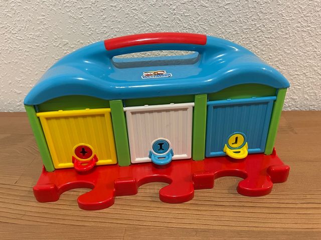 Garaje con coche y llaves ( imaginarium )