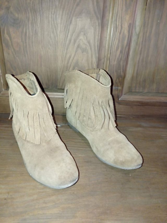 Botines flecos camel