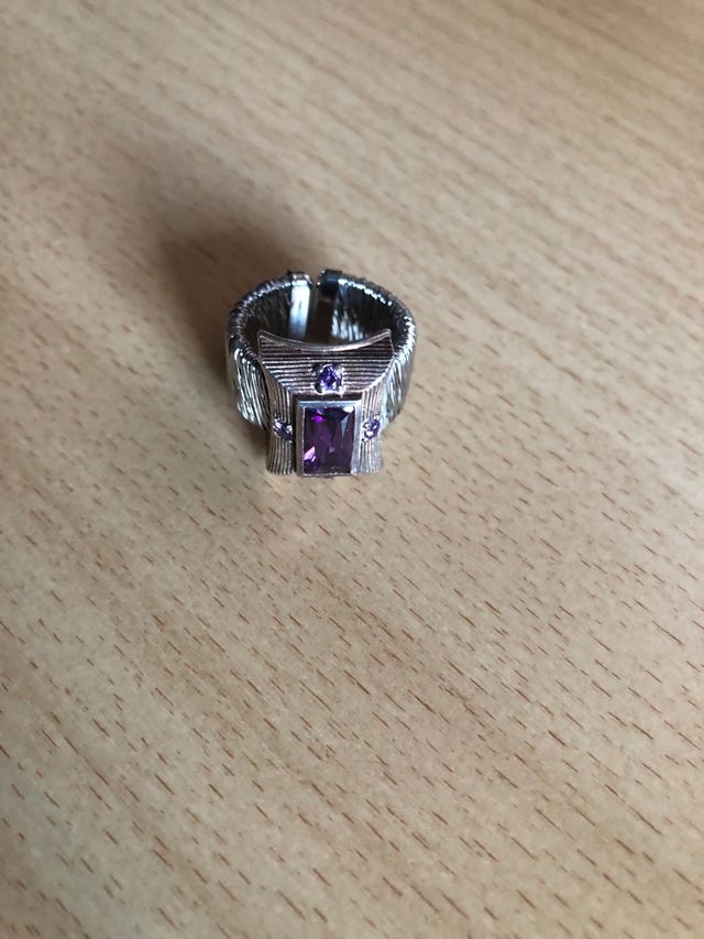 Anillo de plata con amatista, nuevo.