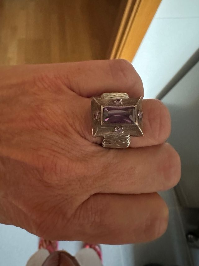 Anillo de plata con amatista, nuevo.