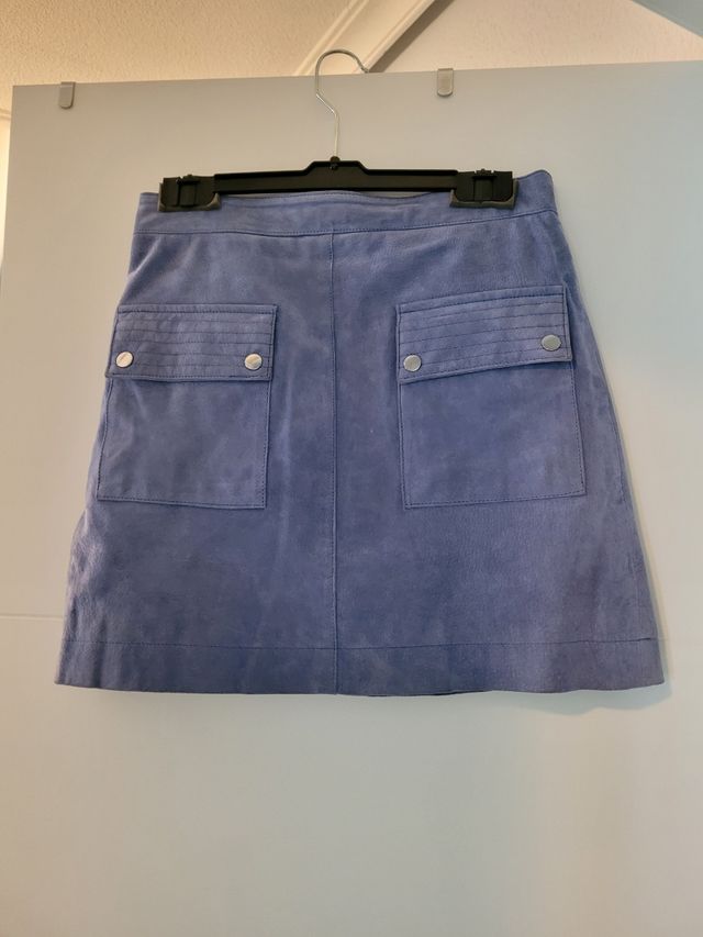 falda de piel y chaqueta de Mango