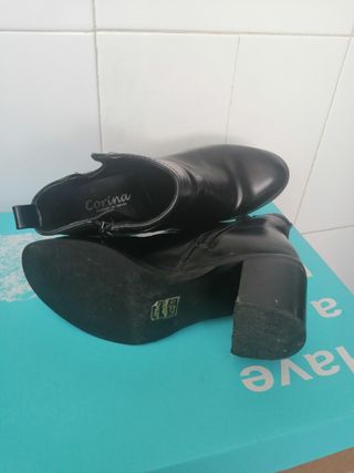 Botines negros, tacon grueso. 