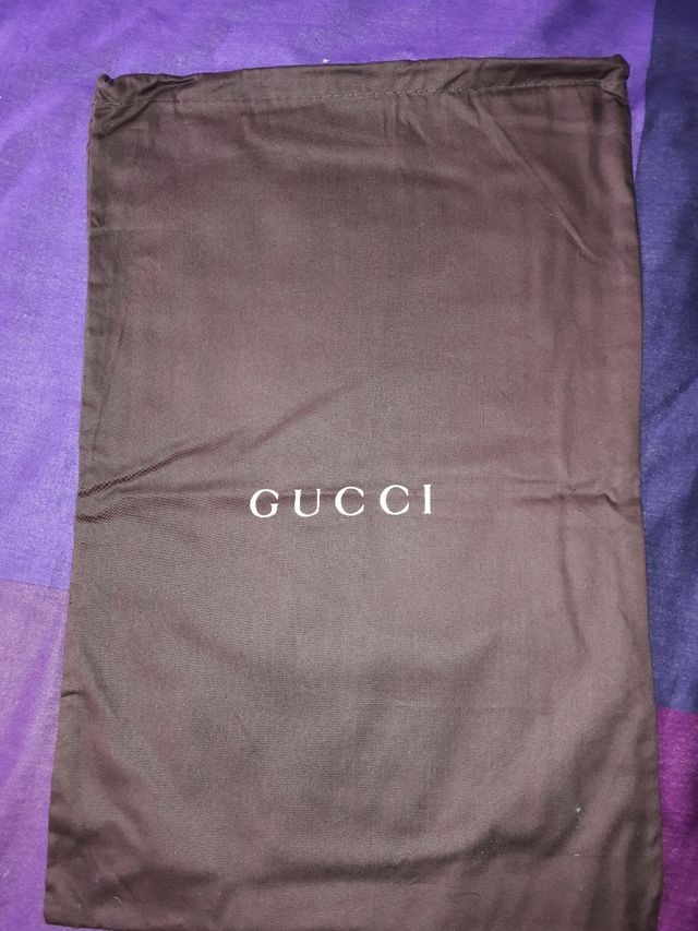 Funda Gucci.