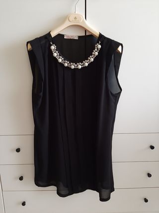 Blusa con collana 